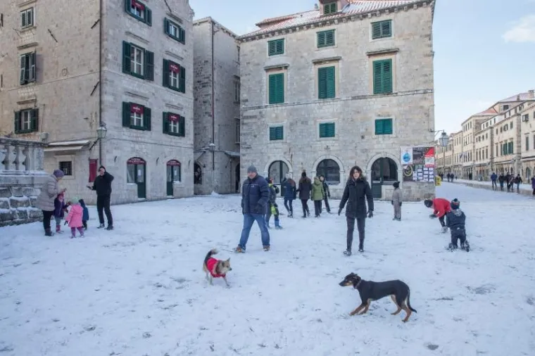 Snijeg je zabijelio grad Dubrovnik te izmamio mnoge Dubrovčane da unatoč niskim temperaturama, izađu na ulice. Mnogi su iskoristili priliku te izradili snjegoviće, a neki su se po prvi puta i grudali. Prizori su to koji se rijetko viđaju u ovom kraju.