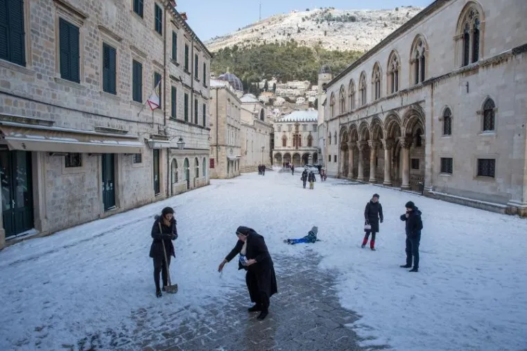 PRIZORI KOJI SE NE VIĐAJU ČESTO: Ulice grada Dubrovnika prekrio je snježni pokrivač