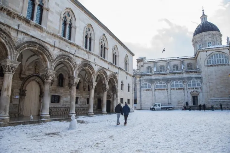 PRIZORI KOJI SE NE VIĐAJU ČESTO: Ulice grada Dubrovnika prekrio je snježni pokrivač