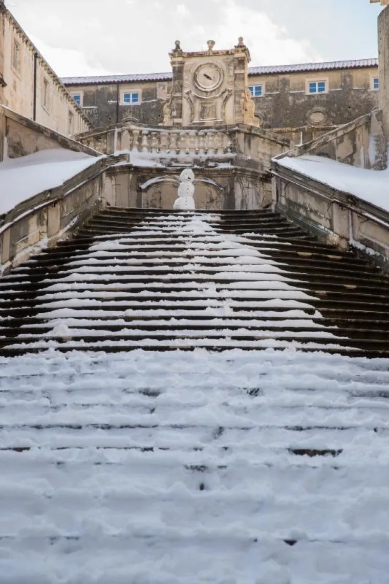 PRIZORI KOJI SE NE VIĐAJU ČESTO: Ulice grada Dubrovnika prekrio je snježni pokrivač