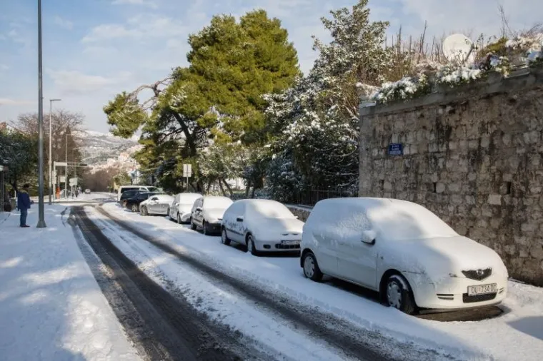 PRIZORI KOJI SE NE VIĐAJU ČESTO: Ulice grada Dubrovnika prekrio je snježni pokrivač