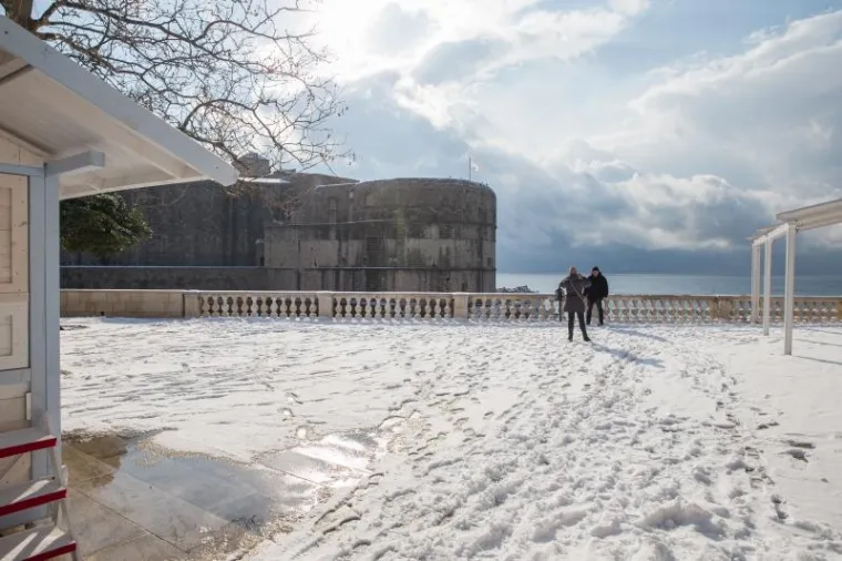 PRIZORI KOJI SE NE VIĐAJU ČESTO: Ulice grada Dubrovnika prekrio je snježni pokrivač