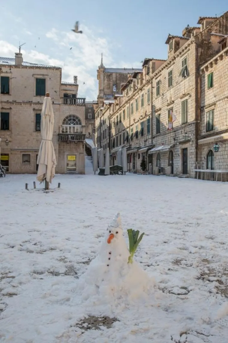 PRIZORI KOJI SE NE VIĐAJU ČESTO: Ulice grada Dubrovnika prekrio je snježni pokrivač