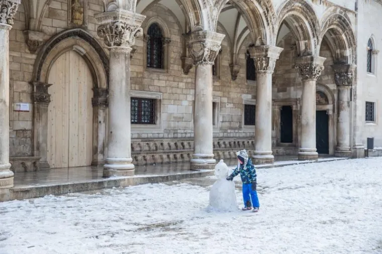 PRIZORI KOJI SE NE VIĐAJU ČESTO: Ulice grada Dubrovnika prekrio je snježni pokrivač