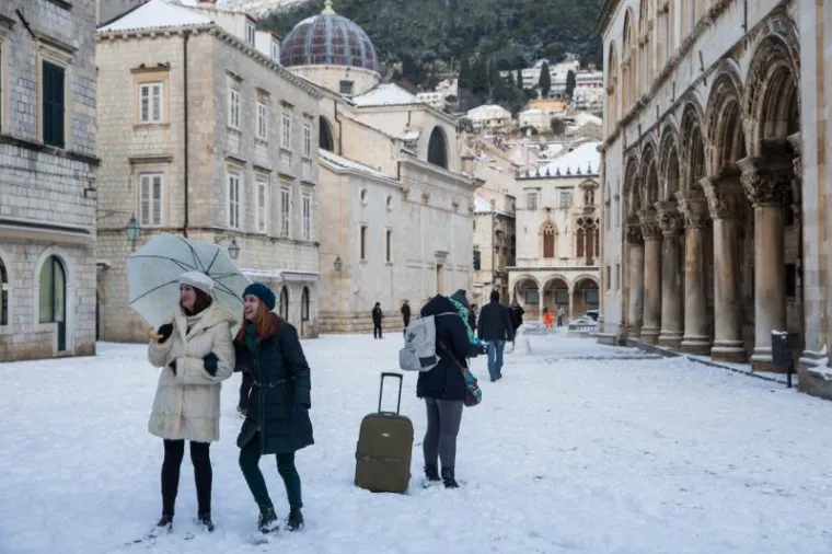 PRIZORI KOJI SE NE VIĐAJU ČESTO: Ulice grada Dubrovnika prekrio je snježni pokrivač