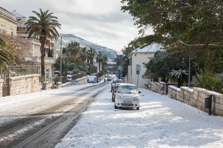 PRIZORI KOJI SE NE VIĐAJU ČESTO: Ulice grada Dubrovnika prekrio je snježni pokrivač