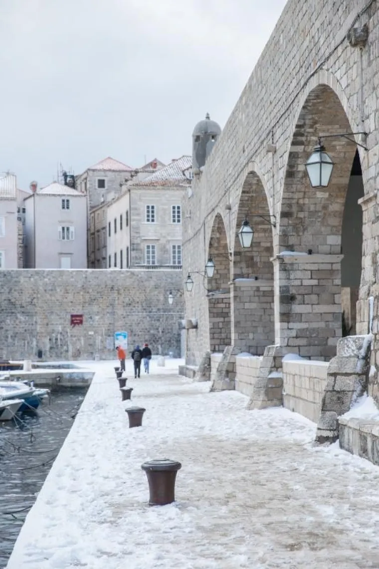 PRIZORI KOJI SE NE VIĐAJU ČESTO: Ulice grada Dubrovnika prekrio je snježni pokrivač