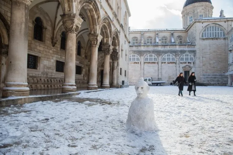 Grad pod bijelim pokrivačem, djeca koja se grudaju ispred Orlanda, bijela kupola na fontani, snje&scaron;ko bijelić ispred Dvora i grudanje prizori su koji se ne viđaju često