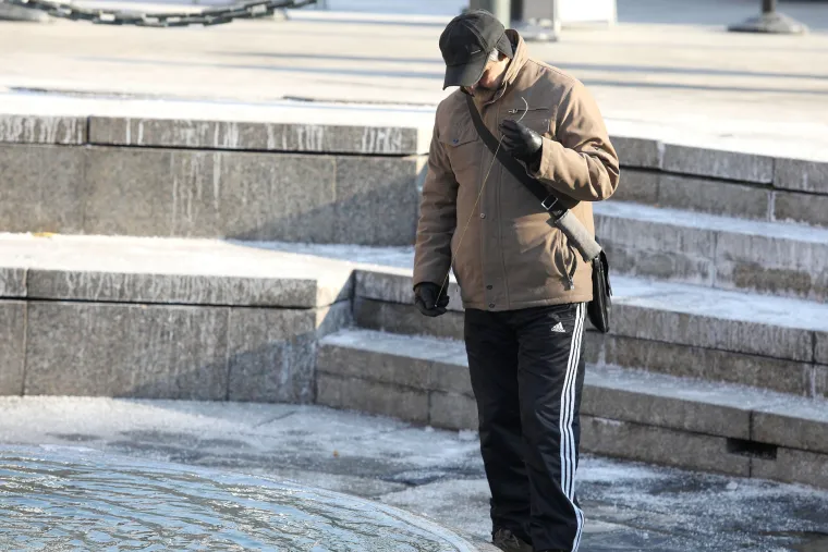 Muškarac 'peca' kovanice na Manduševcu