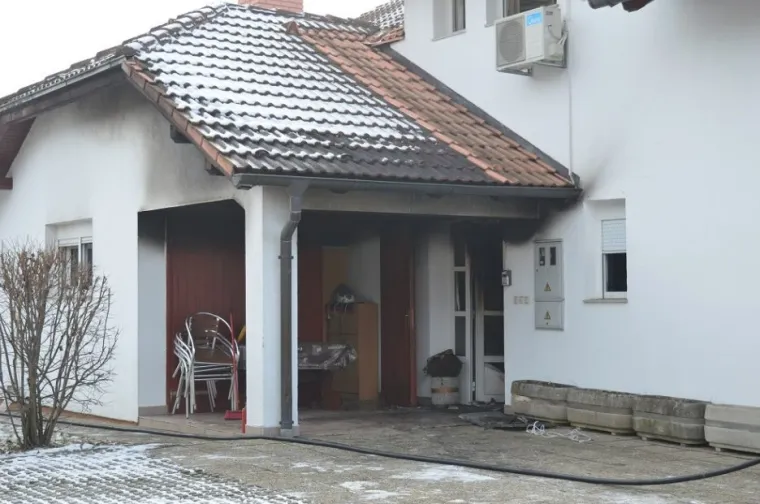 Roditelji u zadnji tren iz goruće kuće izvukli sina u invalidskim kolicima