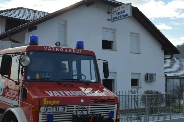 Roditelji u zadnji tren iz goruće kuće izvukli sina u invalidskim kolicima