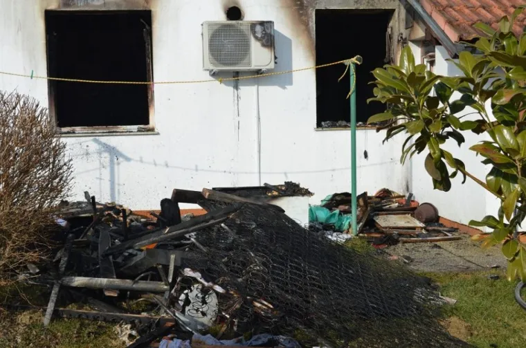 Roditelji u zadnji tren iz goruće kuće izvukli sina u invalidskim kolicima