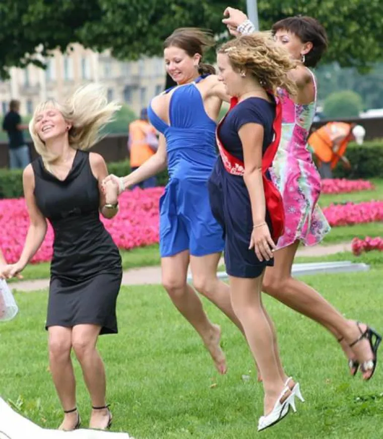 DJEVERUŠA POTPUNO ZASJENILA MLADENKU: Odabrala haljinu zbog koje su na vjenčanju gledali samo nju