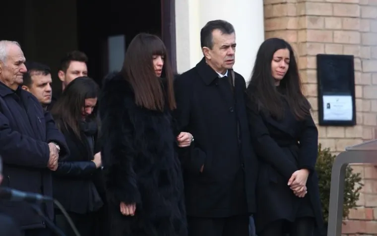 U NAJTEŽIM TRENUCIMA IPAK UZ NJU: Mario Mamić došao je na sprovod majke svoje bivše supruge Monike Kravić