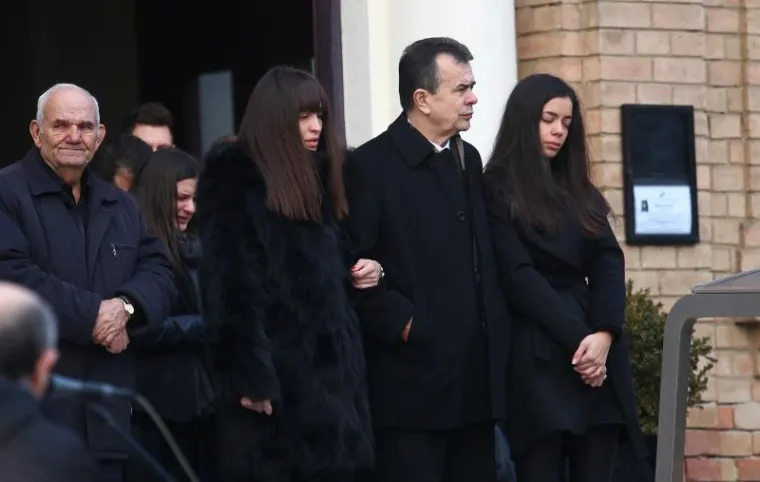 U NAJTEŽIM TRENUCIMA IPAK UZ NJU: Mario Mamić došao je na sprovod majke svoje bivše supruge Monike Kravić