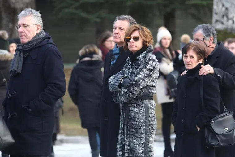 U NAJTEŽIM TRENUCIMA IPAK UZ NJU: Mario Mamić došao je na sprovod majke svoje bivše supruge Monike Kravić