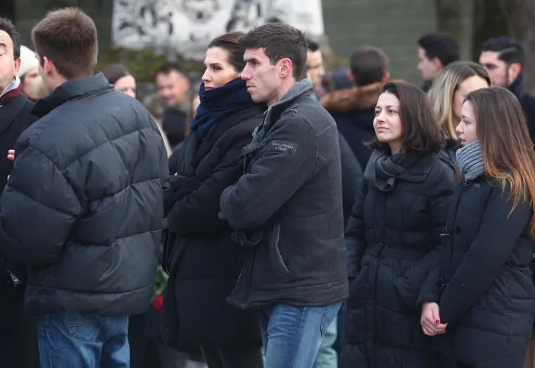 U NAJTEŽIM TRENUCIMA IPAK UZ NJU: Mario Mamić došao je na sprovod majke svoje bivše supruge Monike Kravić
