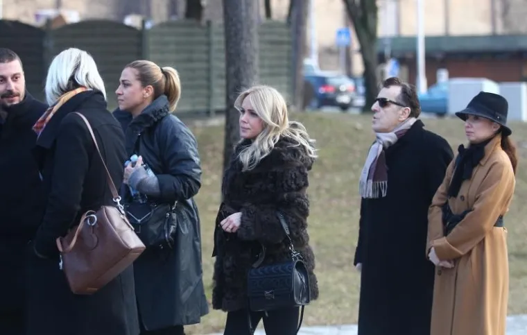 U NAJTEŽIM TRENUCIMA IPAK UZ NJU: Mario Mamić došao je na sprovod majke svoje bivše supruge Monike Kravić