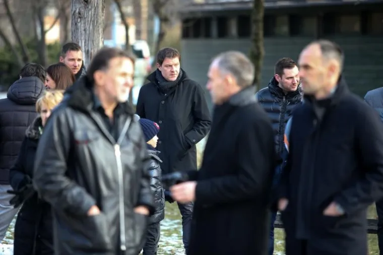 U NAJTEŽIM TRENUCIMA IPAK UZ NJU: Mario Mamić došao je na sprovod majke svoje bivše supruge Monike Kravić