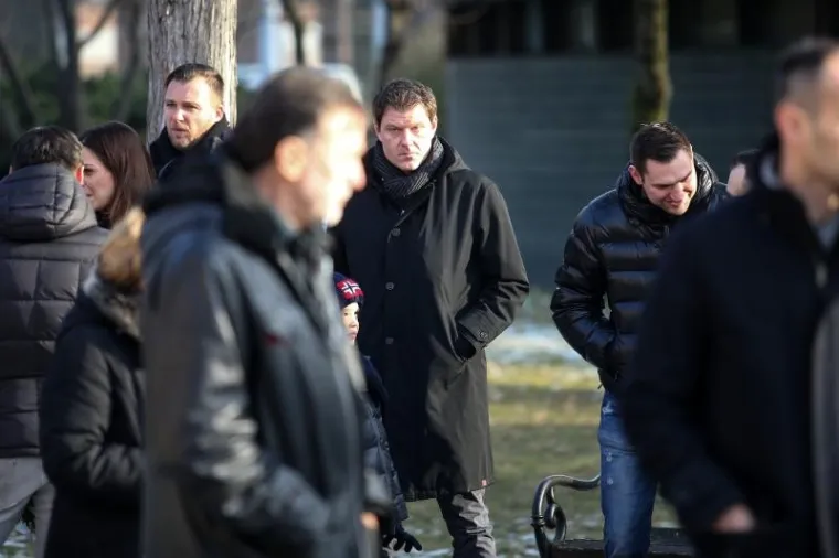 U NAJTEŽIM TRENUCIMA IPAK UZ NJU: Mario Mamić došao je na sprovod majke svoje bivše supruge Monike Kravić