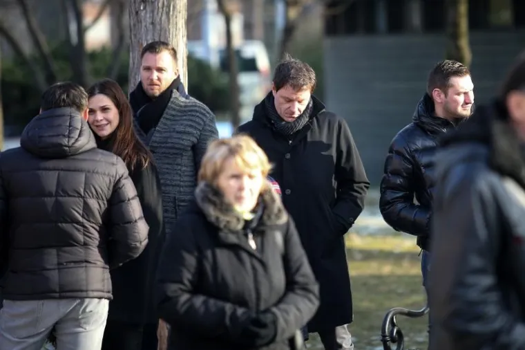 U NAJTEŽIM TRENUCIMA IPAK UZ NJU: Mario Mamić došao je na sprovod majke svoje bivše supruge Monike Kravić