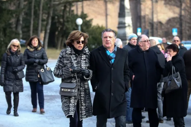 U NAJTEŽIM TRENUCIMA IPAK UZ NJU: Mario Mamić došao je na sprovod majke svoje bivše supruge Monike Kravić
