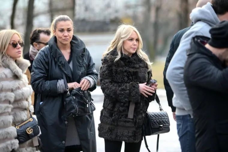 U NAJTEŽIM TRENUCIMA IPAK UZ NJU: Mario Mamić došao je na sprovod majke svoje bivše supruge Monike Kravić