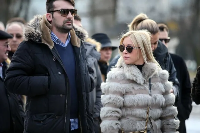 U NAJTEŽIM TRENUCIMA IPAK UZ NJU: Mario Mamić došao je na sprovod majke svoje bivše supruge Monike Kravić