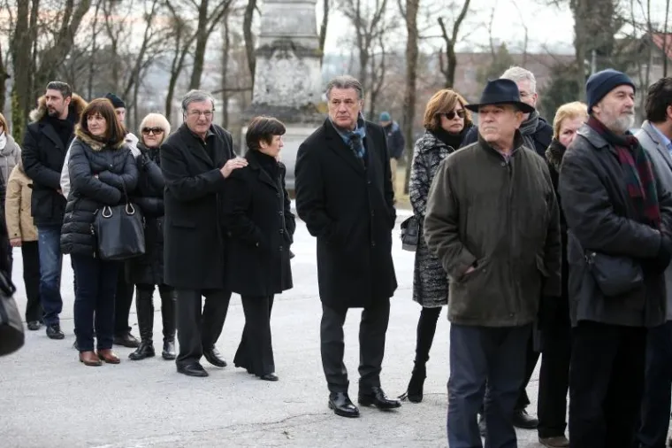 U NAJTEŽIM TRENUCIMA IPAK UZ NJU: Mario Mamić došao je na sprovod majke svoje bivše supruge Monike Kravić