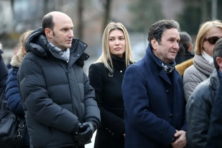 U NAJTEŽIM TRENUCIMA IPAK UZ NJU: Mario Mamić došao je na sprovod majke svoje bivše supruge Monike Kravić
