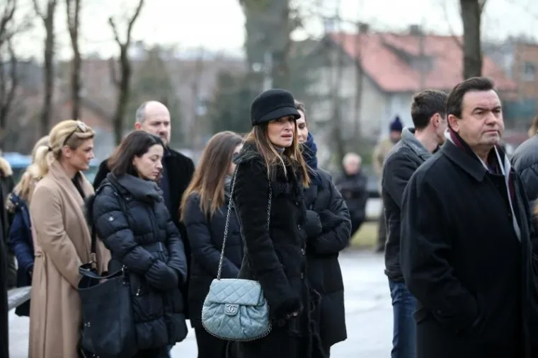 U NAJTEŽIM TRENUCIMA IPAK UZ NJU: Mario Mamić došao je na sprovod majke svoje bivše supruge Monike Kravić