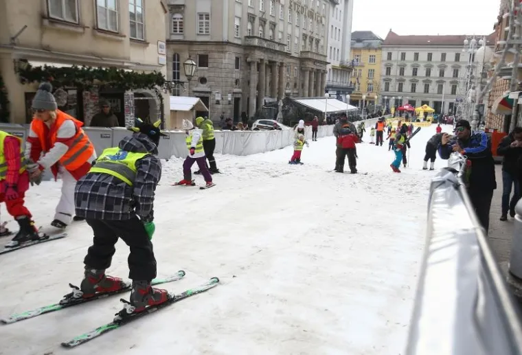 STAZA U BAKAČEVOJ: Pogledajte kako djeca uživaju u skijanju u centru Zagreba