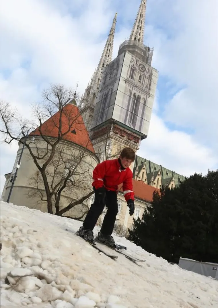 STAZA U BAKAČEVOJ: Pogledajte kako djeca uživaju u skijanju u centru Zagreba