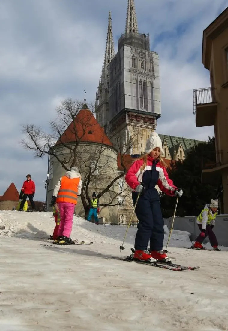 STAZA U BAKAČEVOJ: Pogledajte kako djeca uživaju u skijanju u centru Zagreba