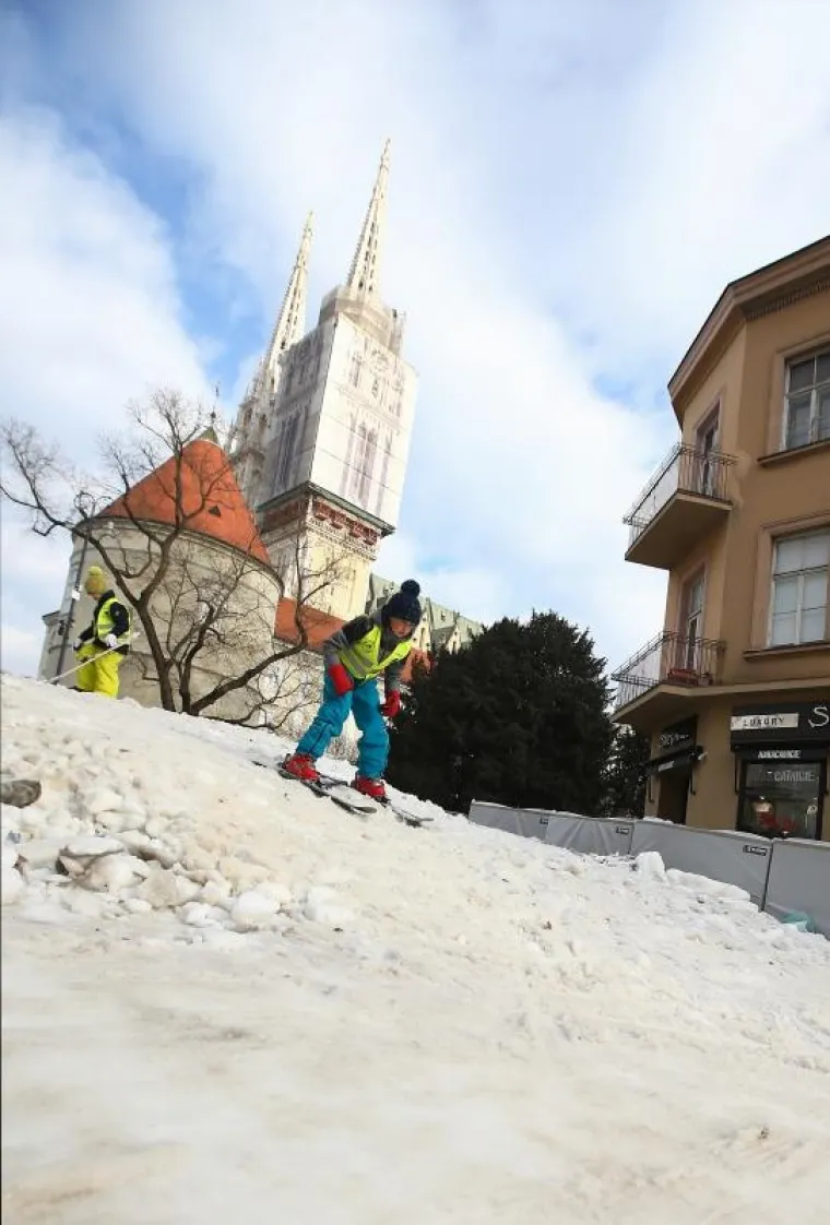 STAZA U BAKAČEVOJ: Pogledajte kako djeca uživaju u skijanju u centru Zagreba