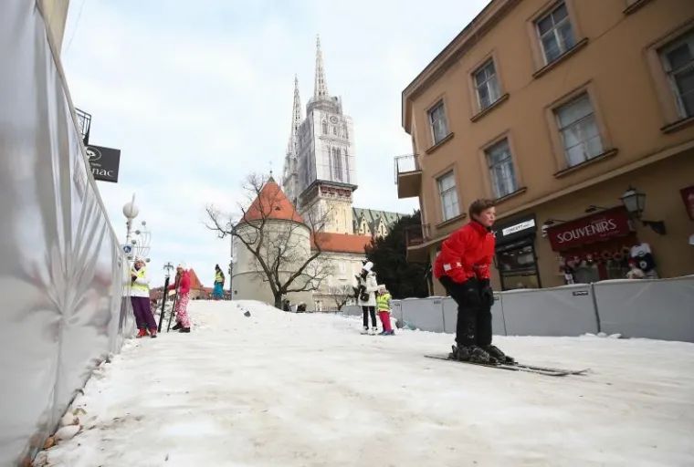 STAZA U BAKAČEVOJ: Pogledajte kako djeca uživaju u skijanju u centru Zagreba
