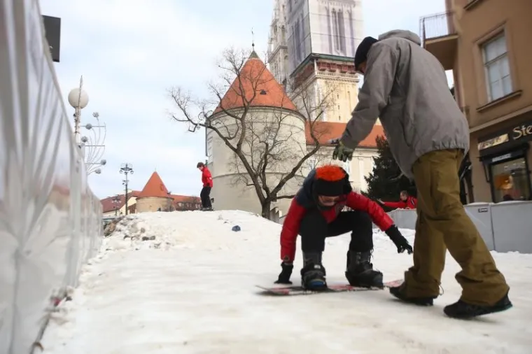Skijaška staza u Bakačevoj ulici u središtu Zagreba.