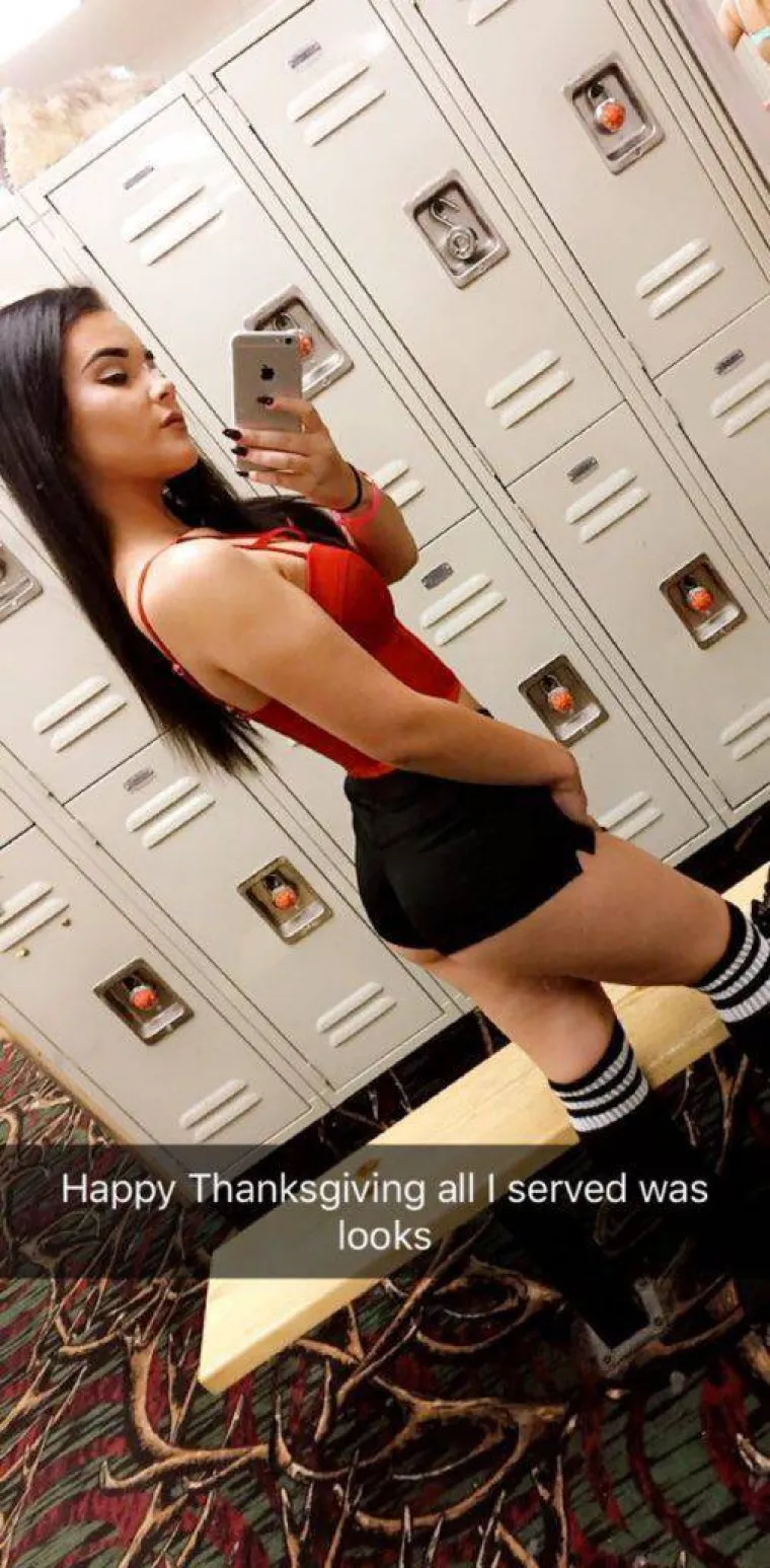 MISS SMEĆA: Pokušala napraviti seksi selfie, ali zaboravila na gomilu smeća u sobi