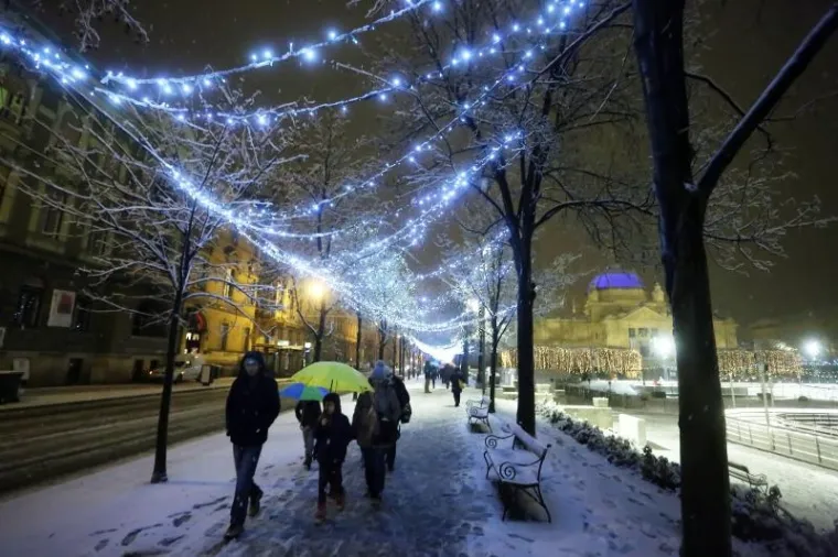 Snježni pokrivač stvorio je idiličan noćni ugođaj u centru grada.