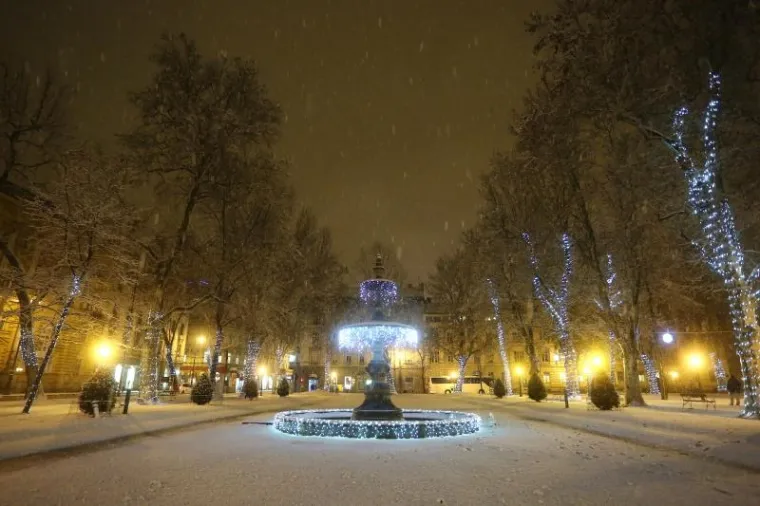 ROMANTIČNI UGOĐAJ ZAGREBAČKE VEČERI: Pogledajte kako izgleda centar grada pod snježnim pokrivačem
