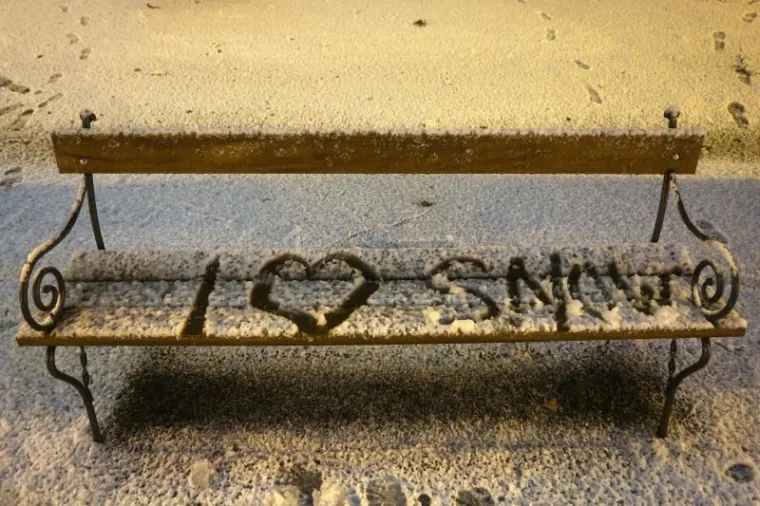 ROMANTIČNI UGOĐAJ ZAGREBAČKE VEČERI: Pogledajte kako izgleda centar grada pod snježnim pokrivačem