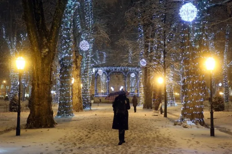ROMANTIČNI UGOĐAJ ZAGREBAČKE VEČERI: Pogledajte kako izgleda centar grada pod snježnim pokrivačem