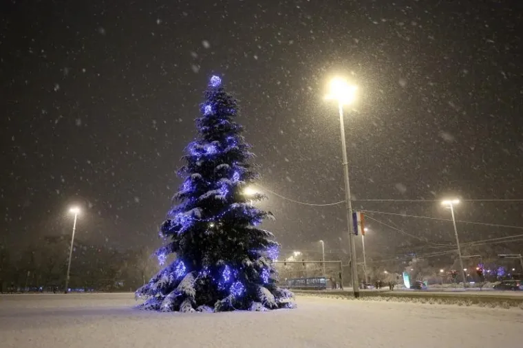 ROMANTIČNI UGOĐAJ ZAGREBAČKE VEČERI: Pogledajte kako izgleda centar grada pod snježnim pokrivačem