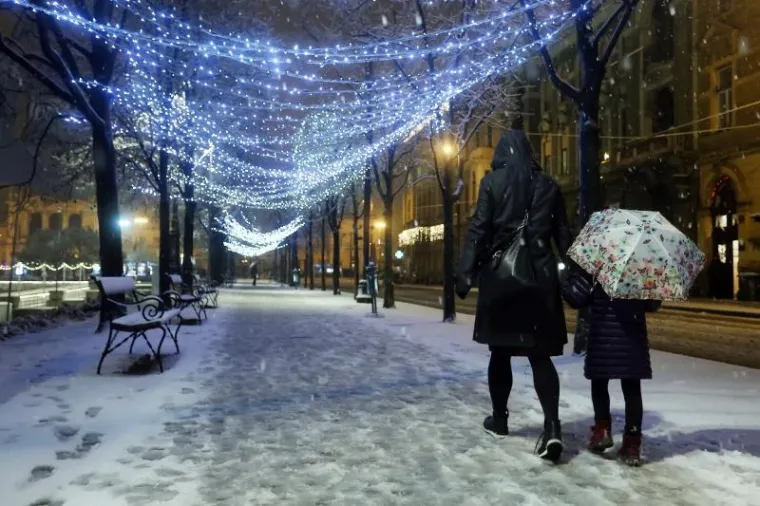 Noćna &scaron;etnja snježnim Zagrebom.