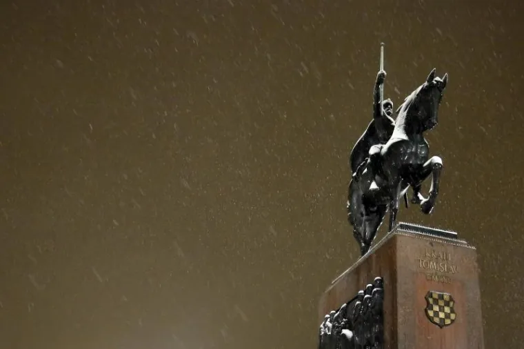 ROMANTIČNI UGOĐAJ ZAGREBAČKE VEČERI: Pogledajte kako izgleda centar grada pod snježnim pokrivačem