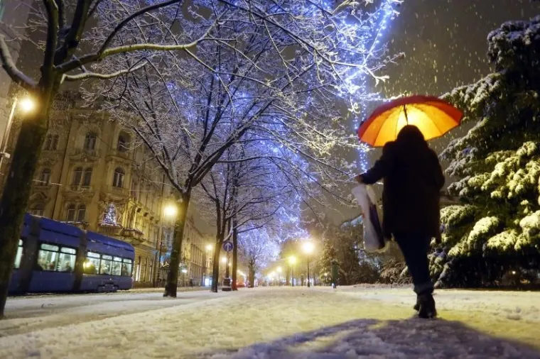 ROMANTIČNI UGOĐAJ ZAGREBAČKE VEČERI: Pogledajte kako izgleda centar grada pod snježnim pokrivačem
