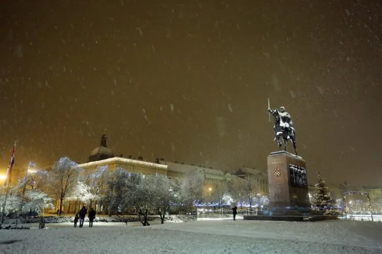 ROMANTIČNI UGOĐAJ ZAGREBAČKE VEČERI: Pogledajte kako izgleda centar grada pod snježnim pokrivačem