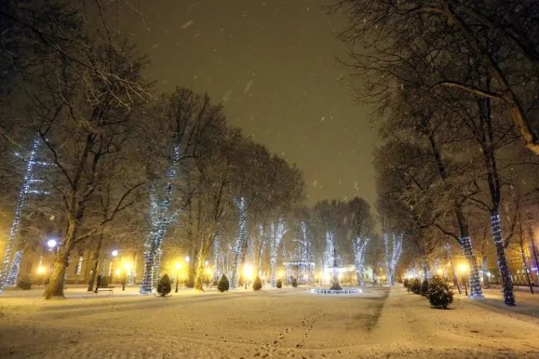 ROMANTIČNI UGOĐAJ ZAGREBAČKE VEČERI: Pogledajte kako izgleda centar grada pod snježnim pokrivačem