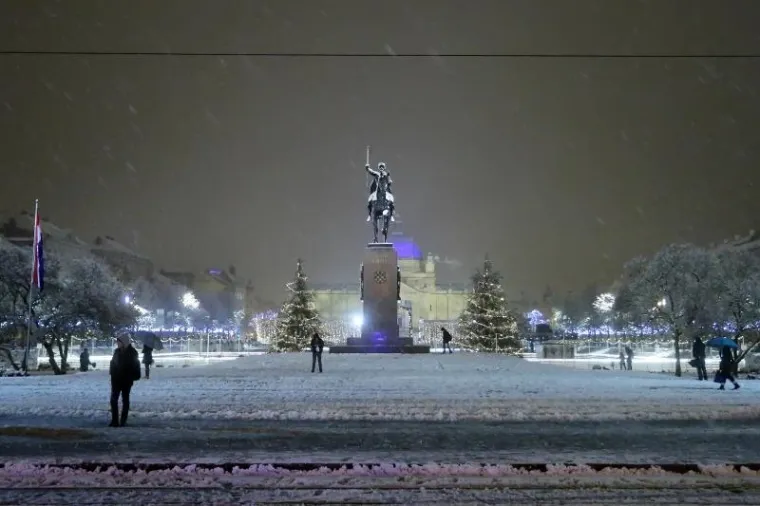 Trg kralja Tomislava u Zagrebu pod snijegom.
