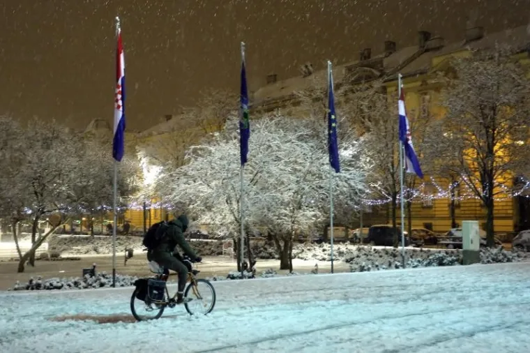 ROMANTIČNI UGOĐAJ ZAGREBAČKE VEČERI: Pogledajte kako izgleda centar grada pod snježnim pokrivačem